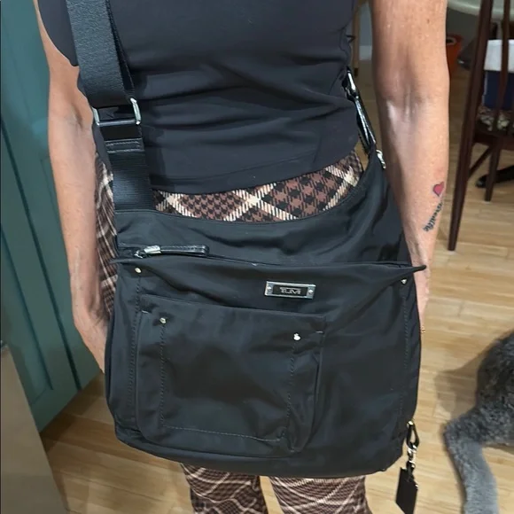 Tumi Black Voyageur Sumatra Messenger Bag - Picture 9 of 10